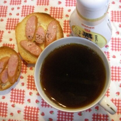 黒ちゃんＴのお供にうまごっち❤パパは今日もカフェオレ～だって。うちも一緒！父（厳）母（優）って感じ～好き嫌い多かったのねぇ。私も子供の頃から肉食べてないし＾＾；